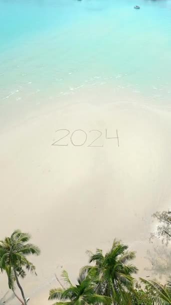 在泰国热带海滩的白沙滩上 用椰子树和清澈的蓝绿色水写着2024年的壮丽的航景 — 图库视频影像