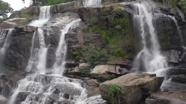 Cachoeira Poderosa Incrível Selva Norte Tailândia Província Chiang Mai — Vídeo de Stock