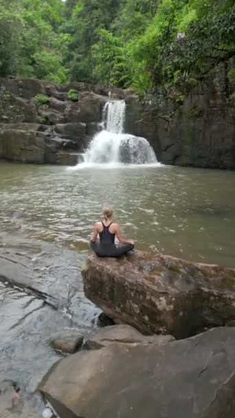 Hermosa Joven Practica Meditación Una Cascada Increíble Selva Tropical Tailandia — Vídeos de Stock
