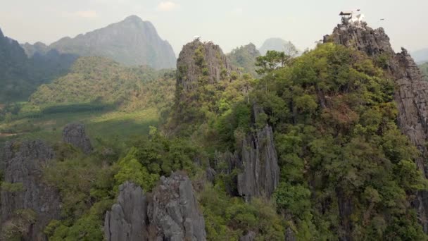 Letecký Pohled Pohádkovou Scenérii Působivých Tropických Hor Vang Vieng Laos — Stock video