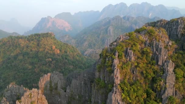 Schöne Luftlandschaft Mit Beeindruckenden Tropischen Bergen Vang Vieng Laos — Stockvideo