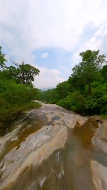 Dynamiczny Lot Dronem Fpv Nad Oszałamiającym Wodospadem Pobliżu Niesamowitych Kaskad — Wideo stockowe