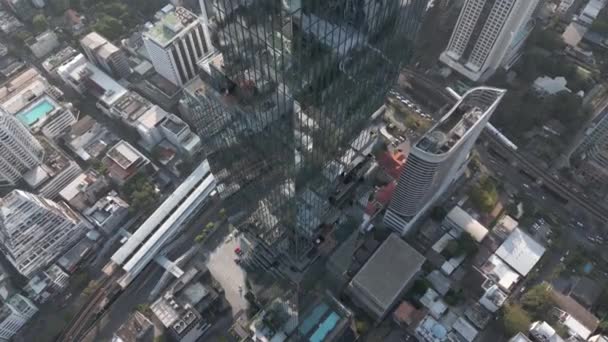バンコク市内中心部のガラス高層ビルの素晴らしいクローズアップビュー モダンな建築と都市景観を展示 — ストック動画