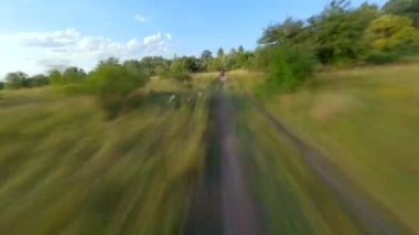 FPV 'nin yüksek hızda motosiklet süren bir adamı takip etmesi inanılmaz. Ekstrem sporlar, adrenalin, yarış kavramları.