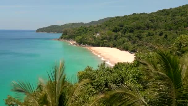 Úžasné Tropické Pobřeží Tyrkysovými Vodami Bílou Pláží Palmami Ostrova Phuket — Stock video