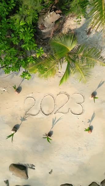 Вид Сверху 2023 Года Написанный Белом Песке Пляже Окружении Молодых — стоковое видео