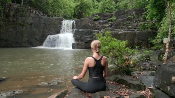 Krásná Mladá Žena Praxe Meditace Úžasný Vodopád Tropickém Deštném Pralese — Stock video