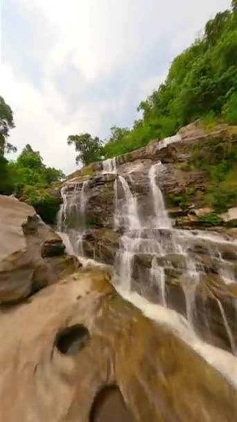 Vuelo Dinámico Con Drones Fpv Sobre Una Impresionante Cascada Cerca — Vídeos de Stock