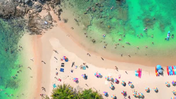 Živé Pobřeží Ostrova Phuket Pestrobarevnými Deštníky Lidmi Relaxujícími Tropické Pláži — Stock video