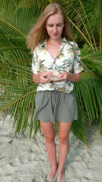 Plajda Güneşli Bir Günde Arkasında Palmiye Yaprakları Olan Tropikal Gömlekli — Stok video