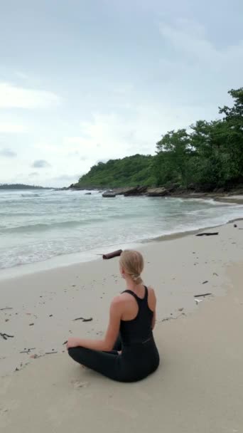 Uma Jovem Praticando Meditação Praia Ilha — Vídeo de Stock