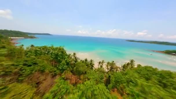 タイのターコイズ水とトロピカルホワイトサンドビーチでヤシの木に近いFpvドローン — ストック動画
