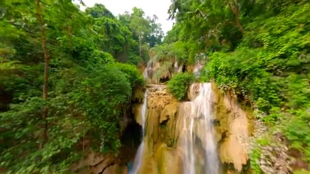 Vuelo Con Drones Fpv Cerca Increíbles Cascadas Agua Árboles Tropicales — Vídeos de Stock