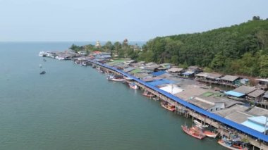 Koh Kood, Tayland 'da yüzen bir balıkçı köyünün hava manzarası..