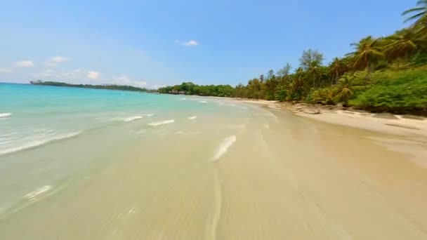 タイのトロピカルビーチでターコイズ海の上をダイナミックなFpvフライト — ストック動画