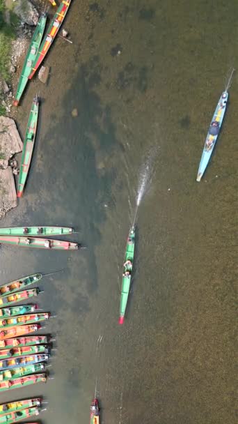 ラオス ヴァンヴィエン川の伝統的なカラフルなボートのトップビュー — ストック動画