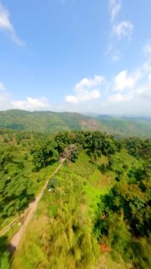 Kuzey Tayland 'ın güzel dağ manzaraları Chiang Rai' de FPV insansız hava aracı tarafından.