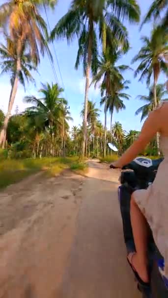 Mujer Rubia Montando Scooter Una Isla Tropical — Vídeos de Stock