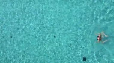 Havuzda yüzen genç bir kadının en iyi görüntüsü. Güneşli havuz rahatlaması, dinlenme havuz kenarında dinlenme ve rahatlama kavramları..