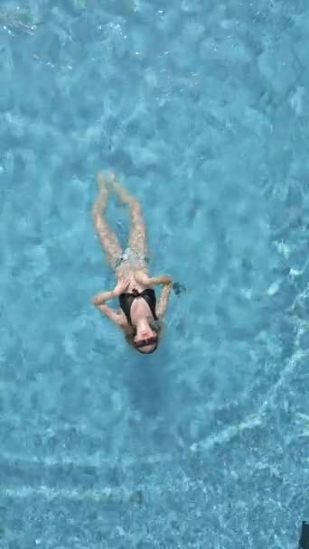 Vista Superior Uma Jovem Nadando Piscina Câmera Lenta Conceitos Relaxamento — Vídeo de Stock