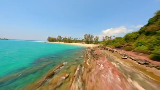 Dynamiczny Lot Fpv Nad Różowymi Kamieniami Turkusowym Morzem Tropikalnej Piaszczystej — Wideo stockowe