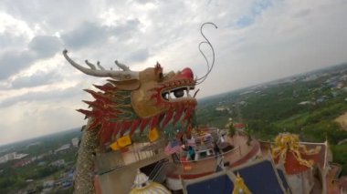 FPV İHA 'sı Tayland, Bangkok yakınlarındaki ejderha tapınağına yakın uçuyor.