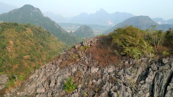 Luftaufnahme Tropischer Berglandschaften Vang Vieng Laos — Stockvideo