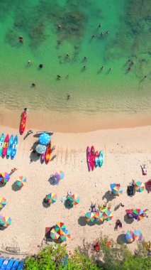 Phuket, Tayland 'da rahatlatıcı insanlarla dolu turistik bir plaj.. 