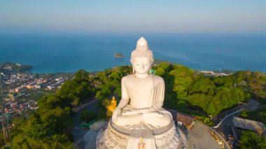 Gün doğumunda Phuket Adası 'nın tepesindeki Buda heykelinin zaman atlaması..