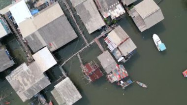 Koh Kood, Tayland 'da yüzen bir balıkçı köyünün en iyi manzarası..