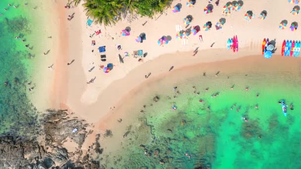 Playa Tropical Turística Llena Gente Relajante Phuket Tailandia — Vídeos de Stock