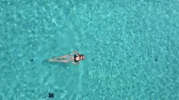 Visão Superior Jovem Nadando Parte Trás Piscina Câmera Lenta — Vídeo de Stock