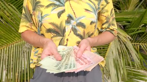 Frau Tropischem Hemd Die Einem Sonnigen Tag Mit Palmenwedeln Hintergrund — Stockvideo
