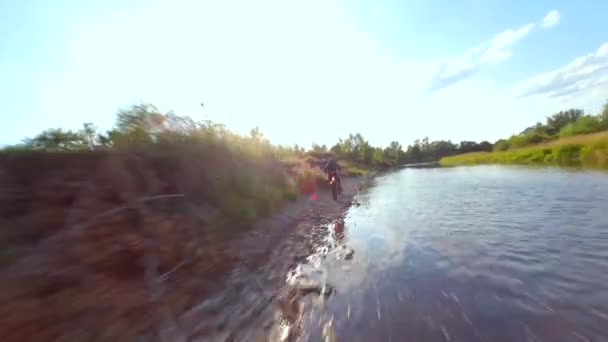 Pesawat Nirawak Fpv Mengejar Sepeda Motorcross Dengan Kecepatan Tinggi Konsep — Stok Video