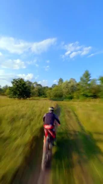 Fpv Drone Κυνηγούν Motocross Ποδήλατο Υψηλές Ταχύτητες Έννοιες Των Extreme — Αρχείο Βίντεο
