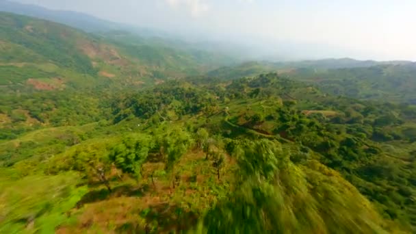 Fpvドローンによるチェンライの北タイの美しい山の風景 — ストック動画