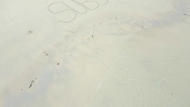 晴れた日に白い砂浜に書かれたSubscribe — ストック動画