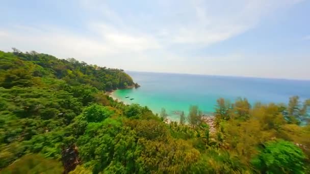 Fpv无人驾驶飞机与游客一起在海滩上飞越普吉岛美丽的热带海岸线 — 图库视频影像