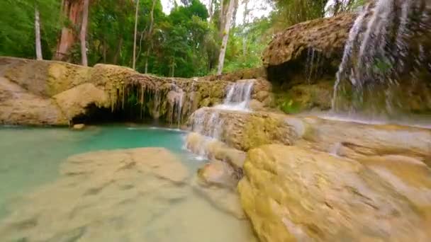 Fpv Drone Vlucht Een Tropische Rivier Nabij Watervallen Jungle — Stockvideo