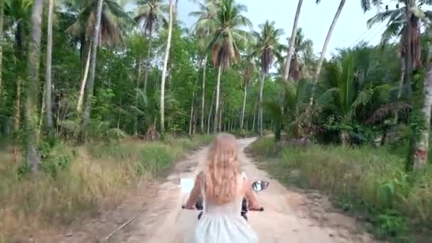 Mujer Rubia Montando Scooter Una Isla Tropical — Vídeos de Stock