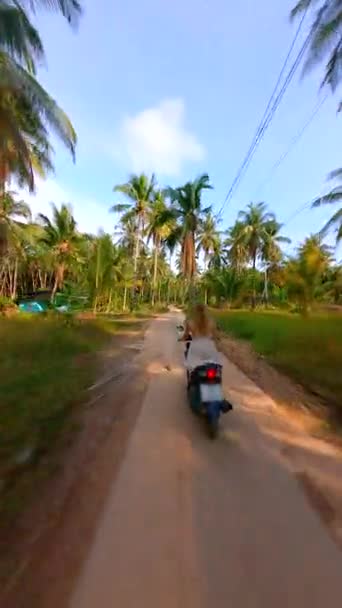 Mujer Rubia Montando Scooter Una Isla Tropical — Vídeo de stock