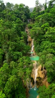 Laos 'taki ormanda inanılmaz tropikal şelale.