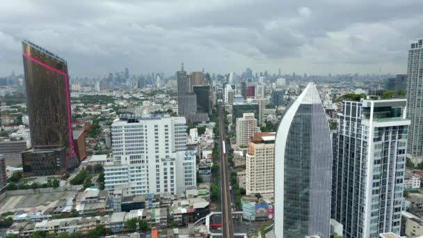 Widok Lotu Ptaka Bts Skytrain Drapacze Chmur Centrum Bangkoku Tajlandia — Wideo stockowe