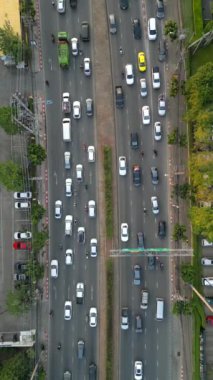 Bangkok 'ta çok katlı bir otobandaki trafik sıkışıklığının hava görüntüsü.