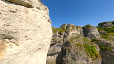 FPV insansız hava aracı tarafından Polonya 'da kireçtaşı kayalarının Jurasik dağları.