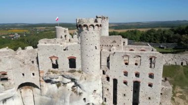 Güneşli bir günde Polonya 'da bir tepedeki ortaçağ şatosunun havadan görünüşü.