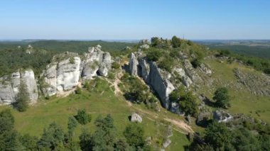 Çarpıcı dağlık arazilerin havadan görünüşü.