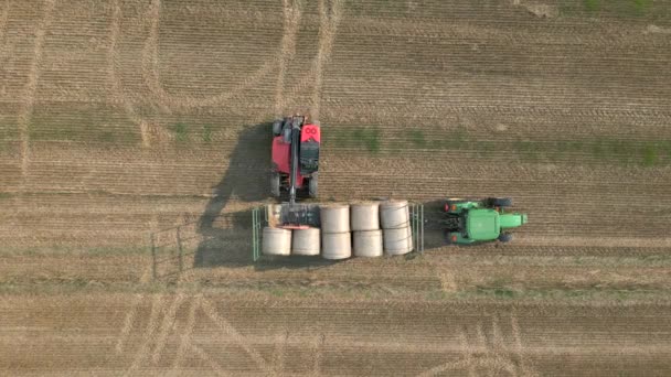 Saman Balyalarını Traktörün Arkasındaki Karavana Yükleyen Tarımsal Makinenin Üst Görüntüsü — Stok video