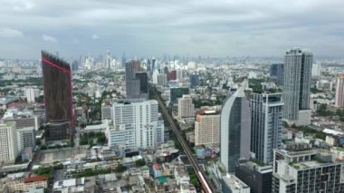 BTS Skytrain ve Tayland şehir merkezindeki gökdelenlerin hava görüntüsü.