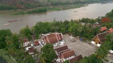 Luang Prabang, Laos 'taki Budist Tapınağı ve Mekong Nehri' nin Hava Görüntüsü.